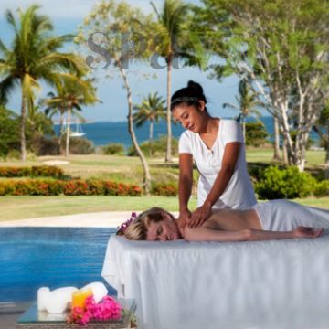 Thực hiện xoa bóp tận nơi cùng giường massage di động